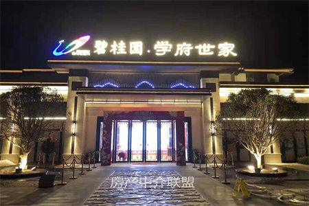 明湖中学附近杭州花园精装3室2厅2卫带车库集体供暖